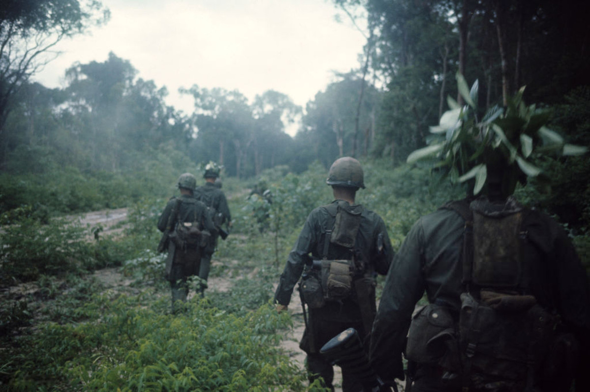 Một nhóm lính Mỹ hành quân trong rừng. Ảnh: Jean-Claude Sauer.
