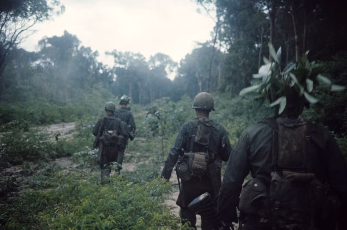 Một nhóm lính Mỹ hành quân trong rừng. Ảnh: Jean-Claude Sauer.