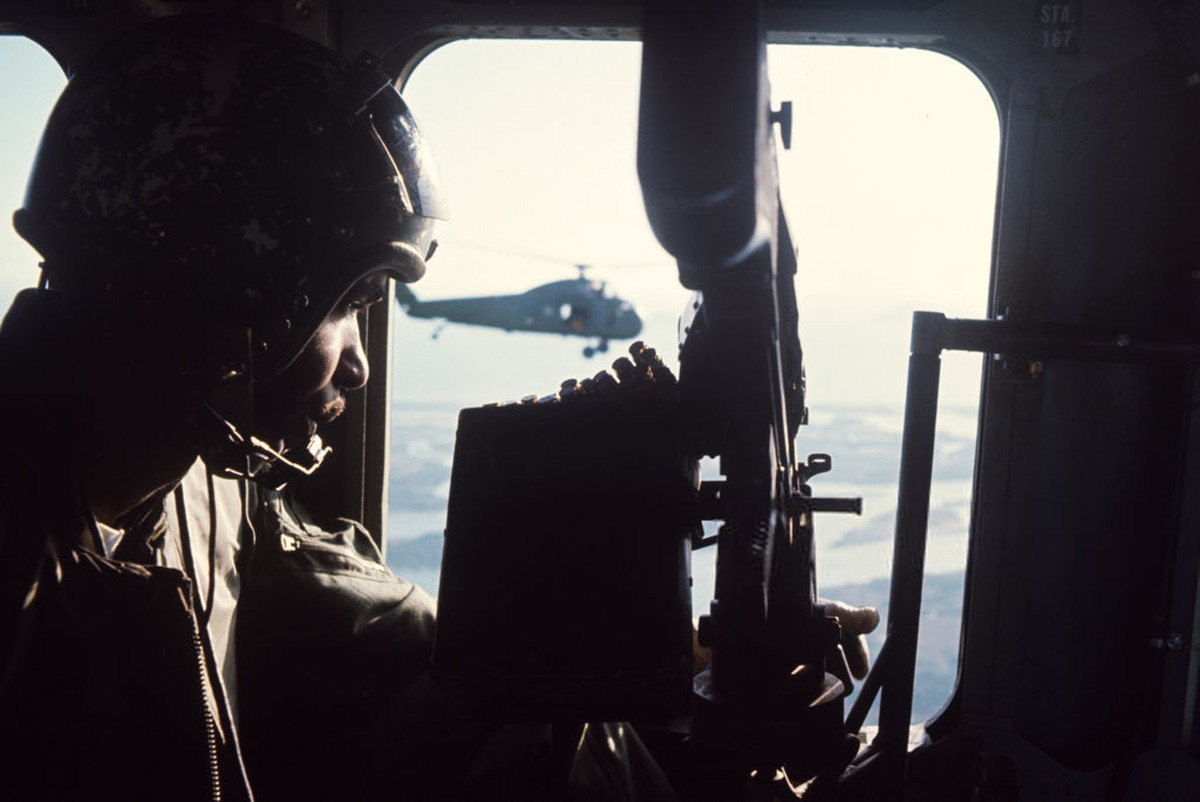 Một tay súng trên trực thăng Sikorsky H-34 của Mỹ. Ảnh: Jean-Claude Sauer.