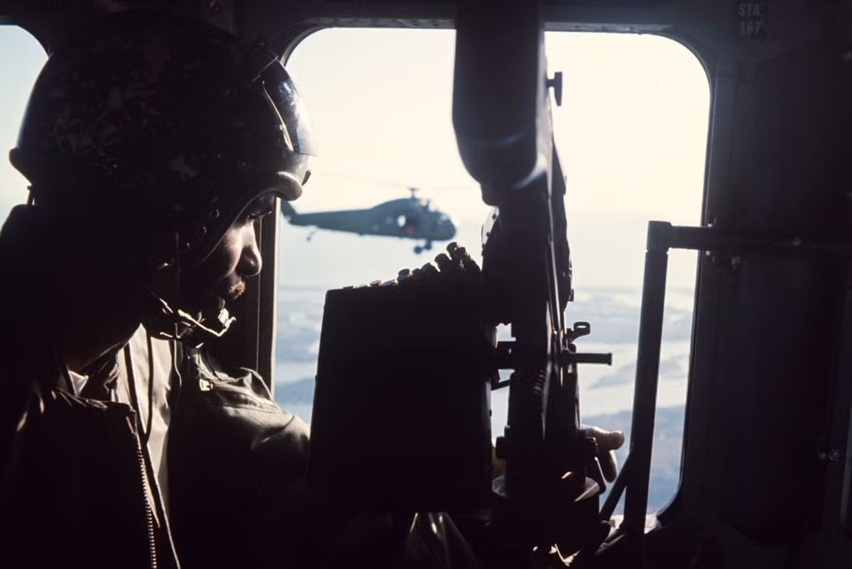 Một tay súng trên trực thăng Sikorsky H-34 của Mỹ. Ảnh: Jean-Claude Sauer.