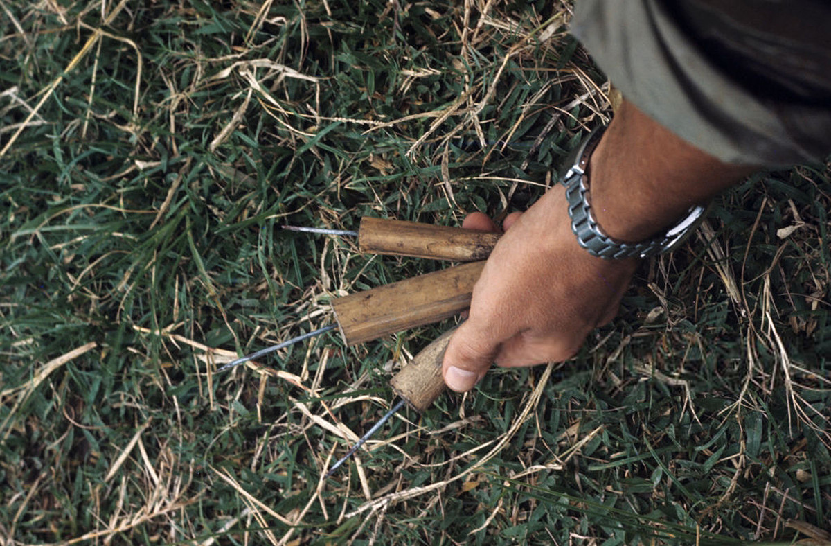 Những chiếc bẫy chông được lính Mỹ phát hiện. Ảnh: Jean-Claude Sauer.