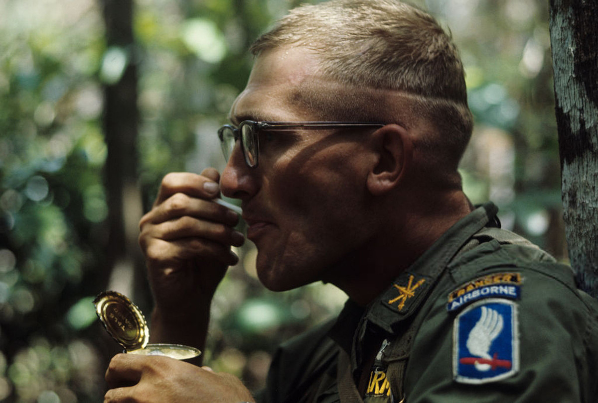 Bữa ăn nhẹ với đồ hộp trong rừng rậm của một binh sĩ thuộc lực lượng không vận Mỹ. Ảnh: Jean-Claude Sauer.