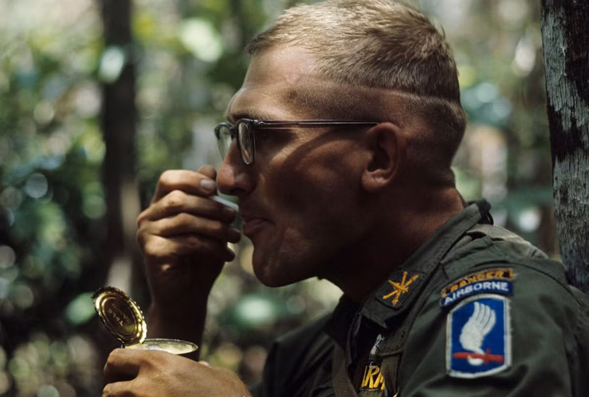 Bữa ăn nhẹ với đồ hộp trong rừng rậm của một binh sĩ thuộc lực lượng không vận Mỹ. Ảnh: Jean-Claude Sauer.