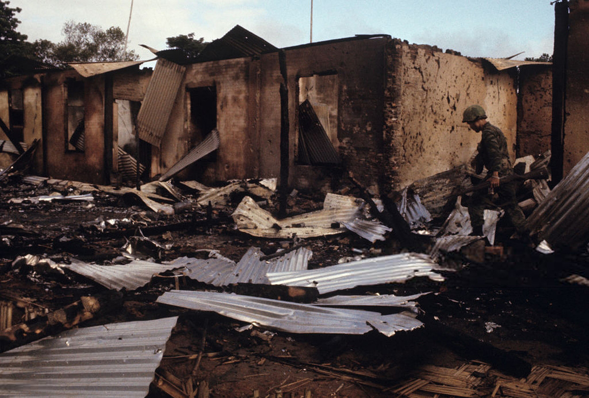 Một người lính kiểm tra khu dân cư bị phá hủy sau một vụ oanh tạc. Ảnh: Jean-Claude Sauer.