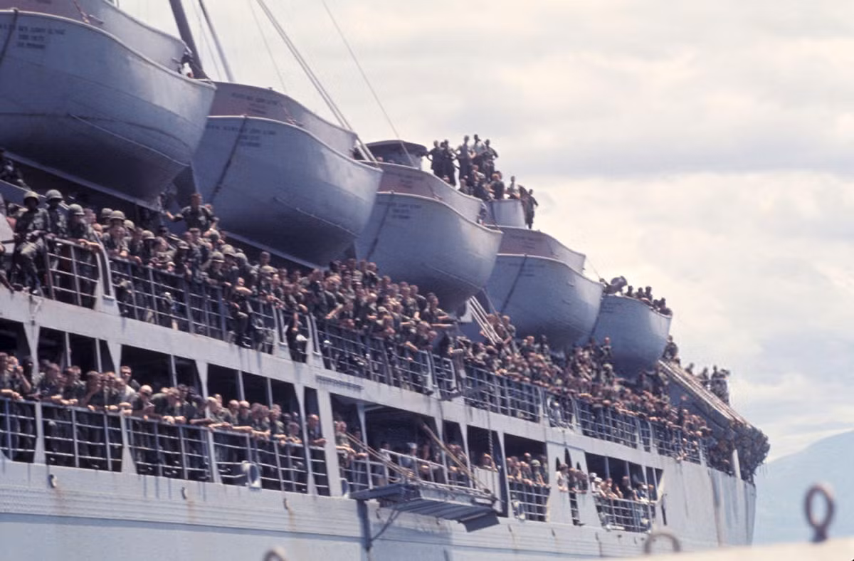 Lính Mỹ trên boong tàu vận tải USS General LeRoy Eltinge khi chuẩn bị đổ bộ xuống Việt Nam. Ảnh: Jean-Claude Sauer.