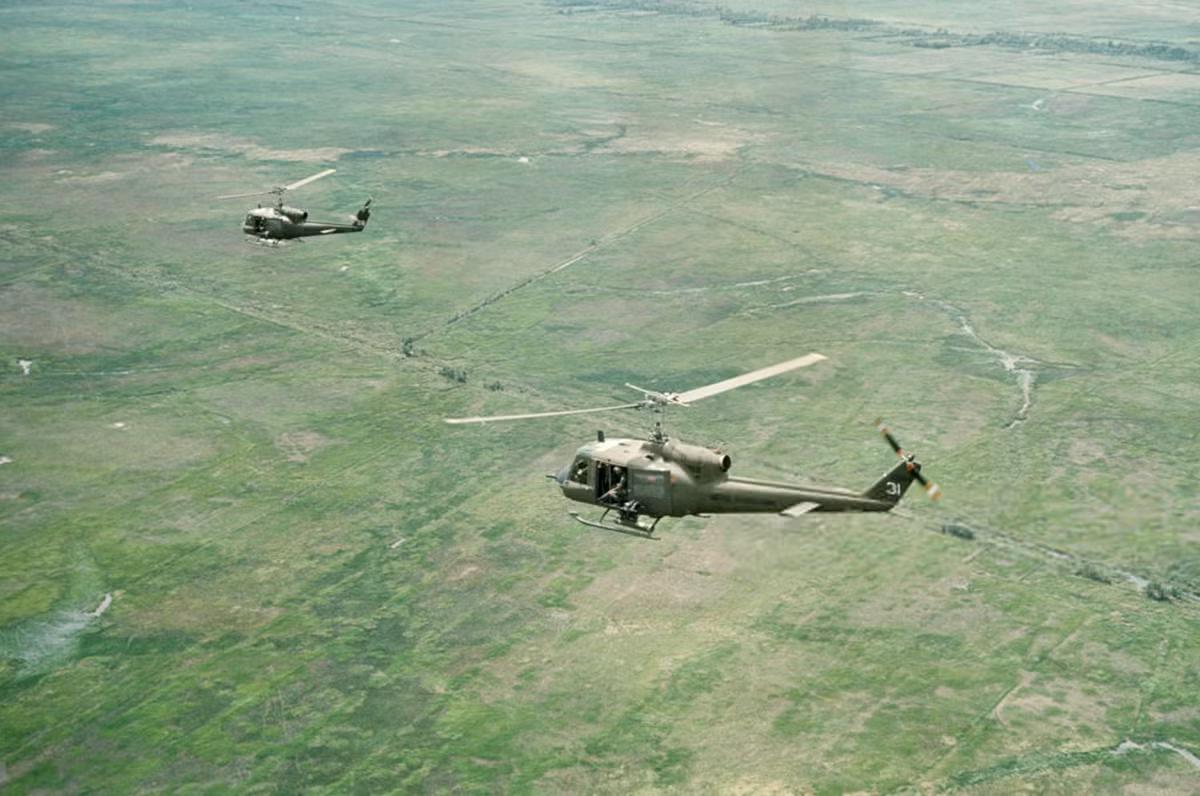 Những chiếc máy bay trực thăng UH-1 bay qua vùng nông thôn khi thực hiện một chiến dịch. Ảnh: Jean-Claude Sauer.