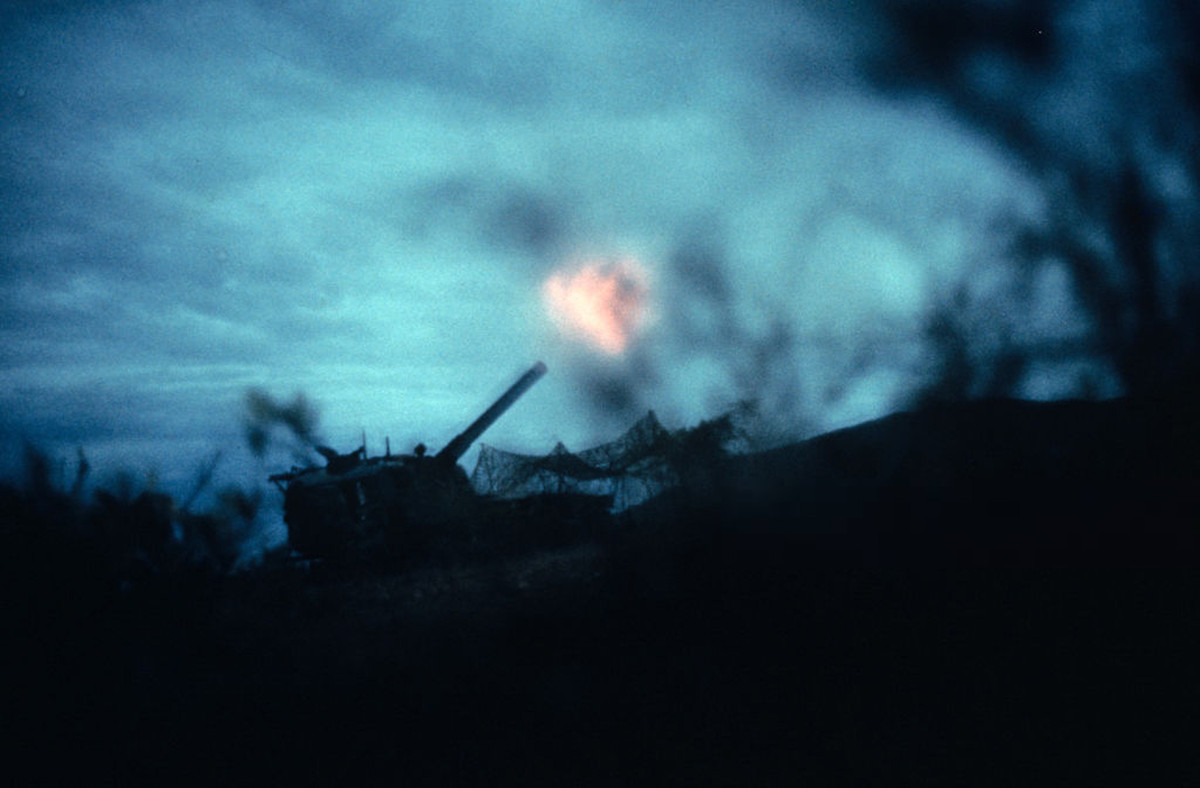 Một chiếc xe tăng Mỹ nhả đạn trong buổi hoàng hôn ảm đạm. Ảnh: Jean-Claude Sauer.