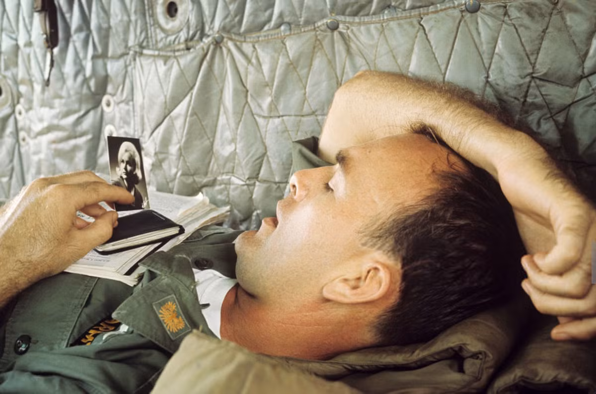 Nghỉ ngơi trong lán trại, người lính này ngắm ảnh chân dung một phụ nữ, có lẽ là vợ hoặc bạn gái. Ảnh: Jean-Claude Sauer.