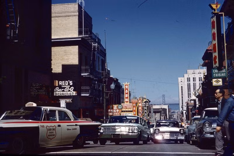 Khung cảnh ở khu Phố Tàu với những bảng hiệu tiếng Hoa treo dọc đặc trưng. Ảnh: Vintag.