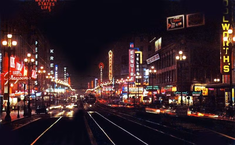 Khu phố mua sắm Mason vào buổi tối. Ảnh: Vintag.