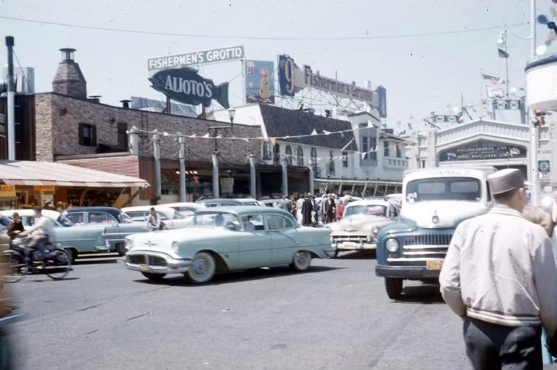 Khung cảnh nhộn nhịp ở lối vào bến tàu Fisherman. Ảnh: Vintag.