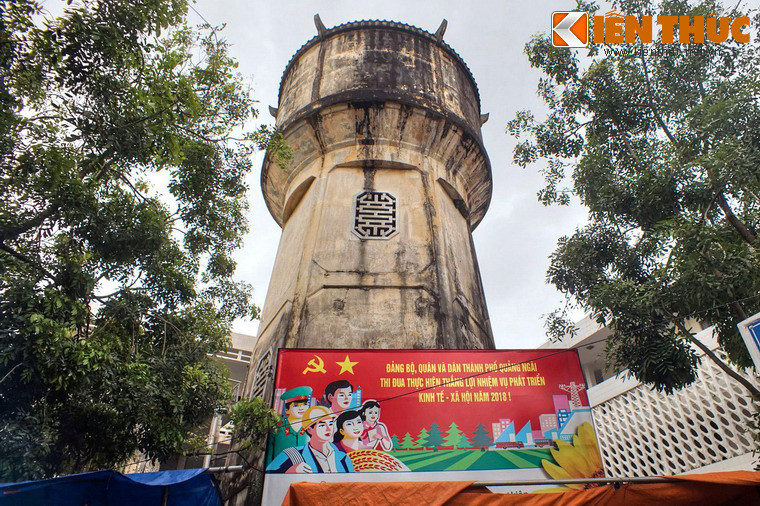 Trải qua bao thăng trầm lịch sử, tòa tháp cổ kính vẫn đứng sừng sững như một chứng nhân lịch sử giữa thành phố miềnTtrung đang thay da đổi thịt hàng ngày.