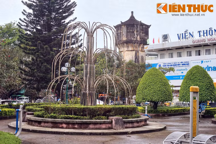 Nằm bên công viên Trung tâm của thành phố Quảng Ngãi (tỉnh Quảng Ngãi), tháp nước Quảng Ngãi là một trong những tháp nước cổ hiếm hoi còn tồn tại ở Việt Nam.