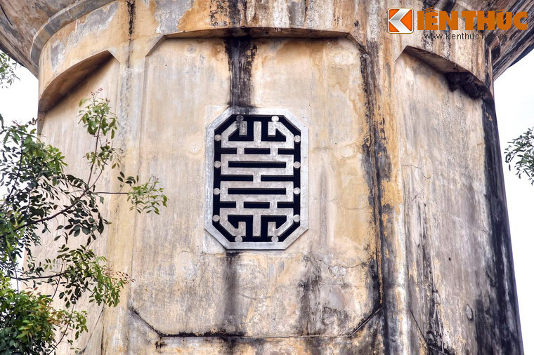 Quanh thân tháp có các cửa sổ hình bát giác bố trí so le theo các ô, song cửa hình chữ Thọ cách điệu.