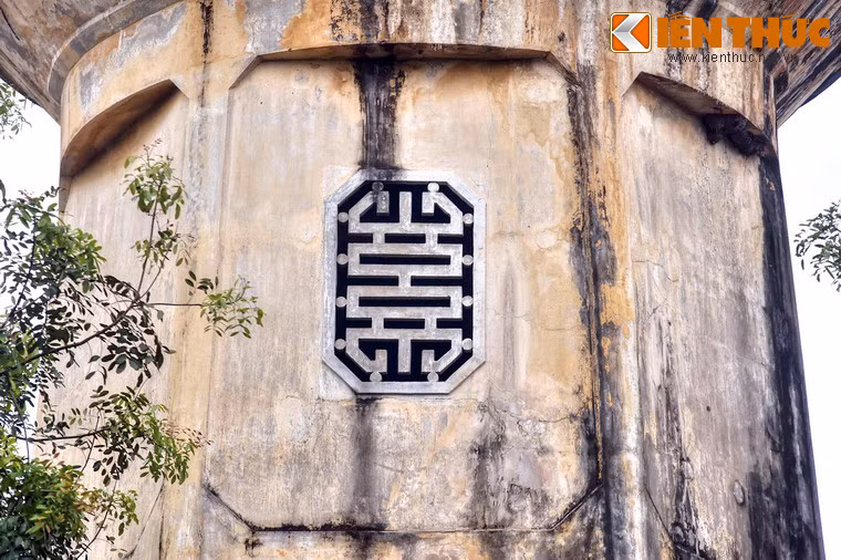 Quanh thân tháp có các cửa sổ hình bát giác bố trí so le theo các ô, song cửa hình chữ Thọ cách điệu.