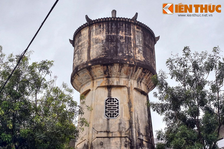 Nét đặc sắc trong kiến trúc của tháp nước cổ này là những họa tiết mang tính chất Á Đông.