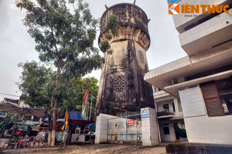 Thân tháp có mặt cắt hình bát giác, thể hiện triết lý Bát quái của người phương Đông.