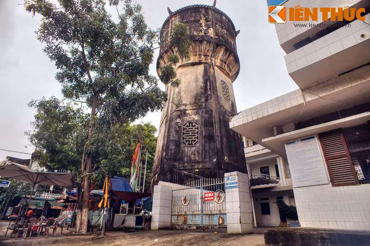 Thân tháp có mặt cắt hình bát giác, thể hiện triết lý Bát quái của người phương Đông.