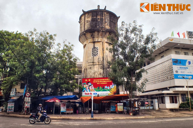 Tháp nước cao khoảng 20 mét, gồm hai phần thân tháp và bể chứa nước, được xây dựng bằng bê tông cốt thép theo kỹ thuật tiên tiến của người Pháp thời bấy giờ.