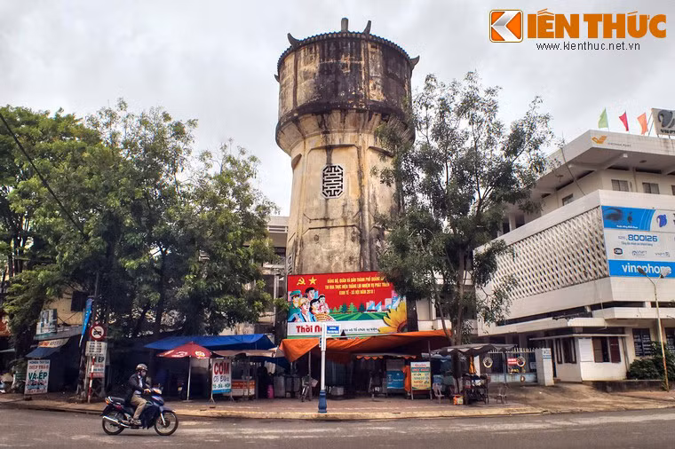 Tháp nước cao khoảng 20 mét, gồm hai phần thân tháp và bể chứa nước, được xây dựng bằng bê tông cốt thép theo kỹ thuật tiên tiến của người Pháp thời bấy giờ.