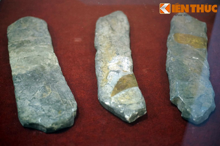 Khi khai quật, một số bộ đàn được sắp xếp khá ngay ngắn, cho thấy chúng được chôn một cách có chủ ý. Có thể người xưa đã chôn đàn khi thay đổi nơi cư trú hoặc thực hiện một nghi lễ tâm linh nào đó mà ngày nay chưa được làm sáng tỏ.