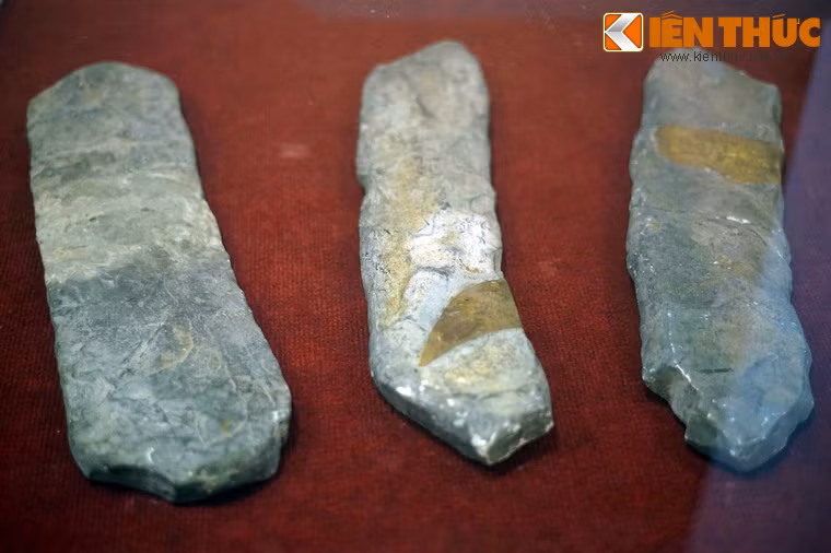 Khi khai quật, một số bộ đàn được sắp xếp khá ngay ngắn, cho thấy chúng được chôn một cách có chủ ý. Có thể người xưa đã chôn đàn khi thay đổi nơi cư trú hoặc thực hiện một nghi lễ tâm linh nào đó mà ngày nay chưa được làm sáng tỏ.