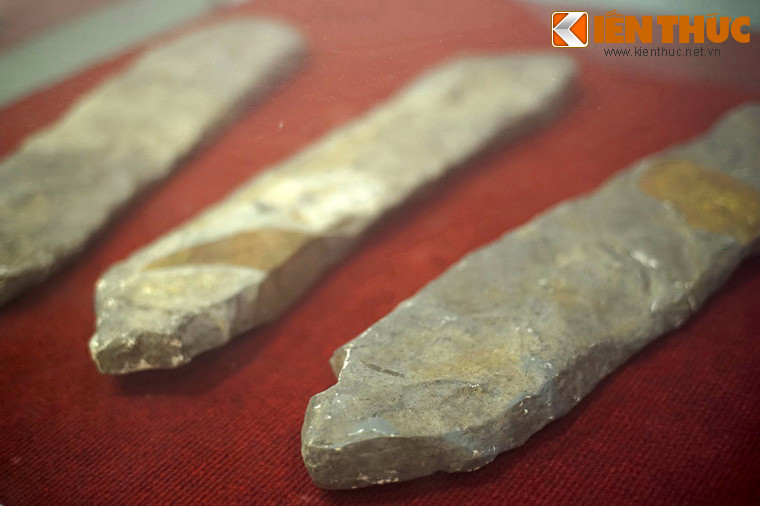 Đàn được làm bằng các thanh đá với kích thước dài, ngắn, dày, mỏng khác nhau. Thanh đá dài, to, dày có âm vực trầm trong khi thanh đá ngắn, nhỏ, mỏng thì tiếng thanh.