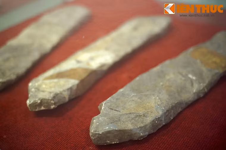 Đàn được làm bằng các thanh đá với kích thước dài, ngắn, dày, mỏng khác nhau. Thanh đá dài, to, dày có âm vực trầm trong khi thanh đá ngắn, nhỏ, mỏng thì tiếng thanh.