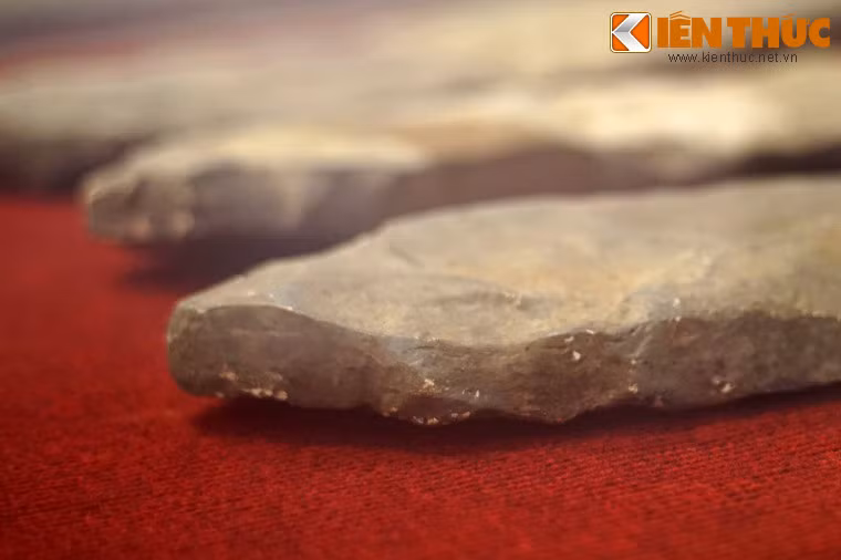 Theo các nhà nghiên cứu, đàn đá - được các dân tộc ở Tây Nguyên gọi là goòng lú (nghĩa là "đá kêu như tiếng cồng") - không chỉ là một nhạc cụ gõ cổ nhất của Việt Nam mà còn là một trong những loại nhạc cụ cổ sơ nhất của loài người.