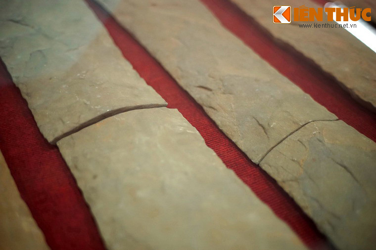 Bộ đàn đá cổ đầu tiên được phát hiện ở Việt Nam năm 1949, khi những người phu làm đường phát hiện tại Ndut Liêng Krak, Đắk Lắk, một bộ 11 thanh đá xám có dấu hiệu ghè đẽo bởi bàn tay con người. Phát hiện này được báo cho Viện Viễn Đông Bác Cổ.