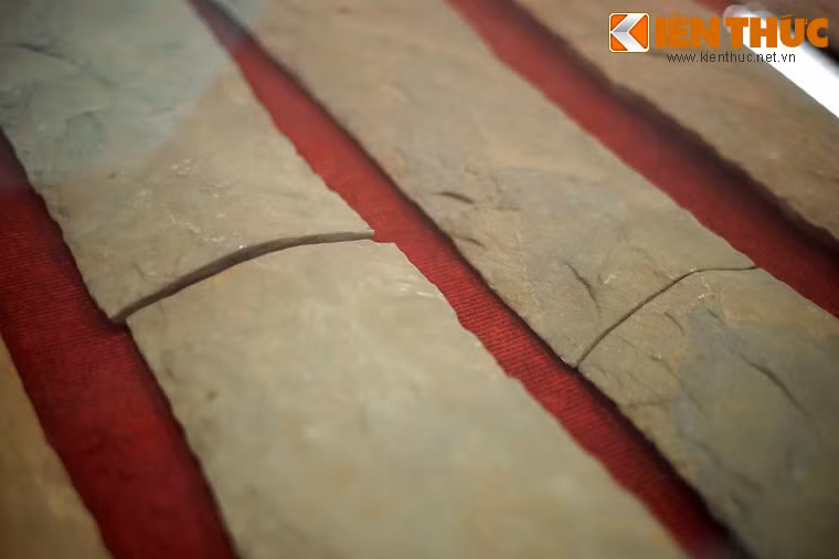 Bộ đàn đá cổ đầu tiên được phát hiện ở Việt Nam năm 1949, khi những người phu làm đường phát hiện tại Ndut Liêng Krak, Đắk Lắk, một bộ 11 thanh đá xám có dấu hiệu ghè đẽo bởi bàn tay con người. Phát hiện này được báo cho Viện Viễn Đông Bác Cổ.