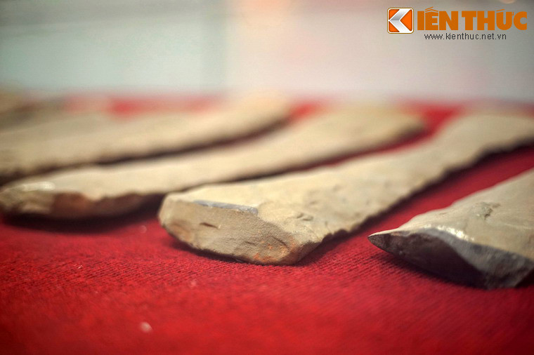 Bộ sưu tập này gồm trên dưới 50 thanh đàn đá có niên đại từ 2.500 - 3.000 năm trước, thuộc về các bộ đàn đá được khai quật tại nhiều địa phương khác nhau ở Lâm Đồng như đàn đá B’lao (huyện Bảo Lâm); đàn đá Đinh Lạc, Liên Đầm, Hòa Nam, Sơn Điền (huyện Di Linh)…