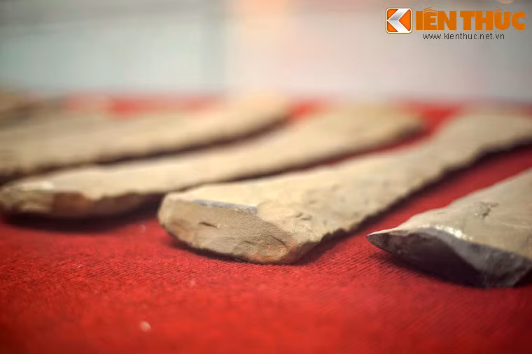 Bộ sưu tập này gồm trên dưới 50 thanh đàn đá có niên đại từ 2.500 - 3.000 năm trước, thuộc về các bộ đàn đá được khai quật tại nhiều địa phương khác nhau ở Lâm Đồng như đàn đá B’lao (huyện Bảo Lâm); đàn đá Đinh Lạc, Liên Đầm, Hòa Nam, Sơn Điền (huyện Di Linh)…