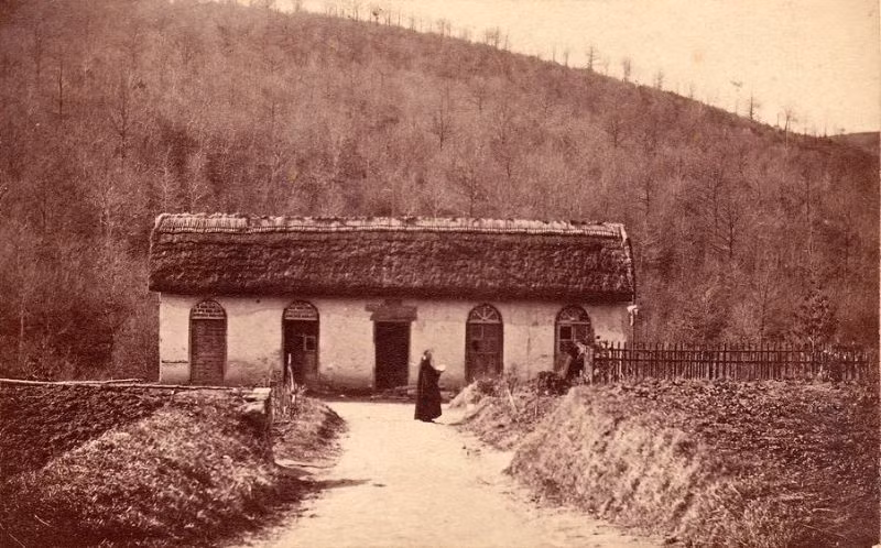 Tu viện Benedictine ở vùng rừng Morvan, Burgundy, nước Pháp, vào khoảng năm 1865. Ảnh: Leigh McKinnon Flickr.