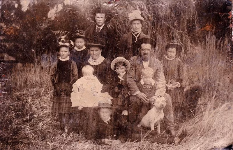 Ảnh kỷ niệm của một gia đình ba thế hệ, khoảng năm 1880. Ảnh: Leigh McKinnon Flickr.