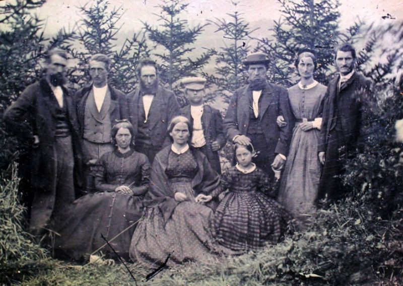 Một nhóm người chụp ảnh kỷ niệm khi đi dã ngoại trong rừng, khoảng năm 1865. Ảnh: Leigh McKinnon Flickr.