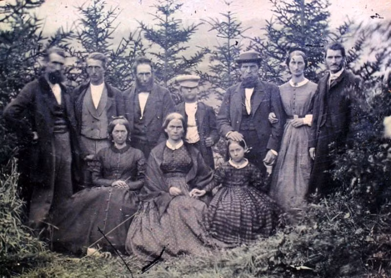 Một nhóm người chụp ảnh kỷ niệm khi đi dã ngoại trong rừng, khoảng năm 1865. Ảnh: Leigh McKinnon Flickr.