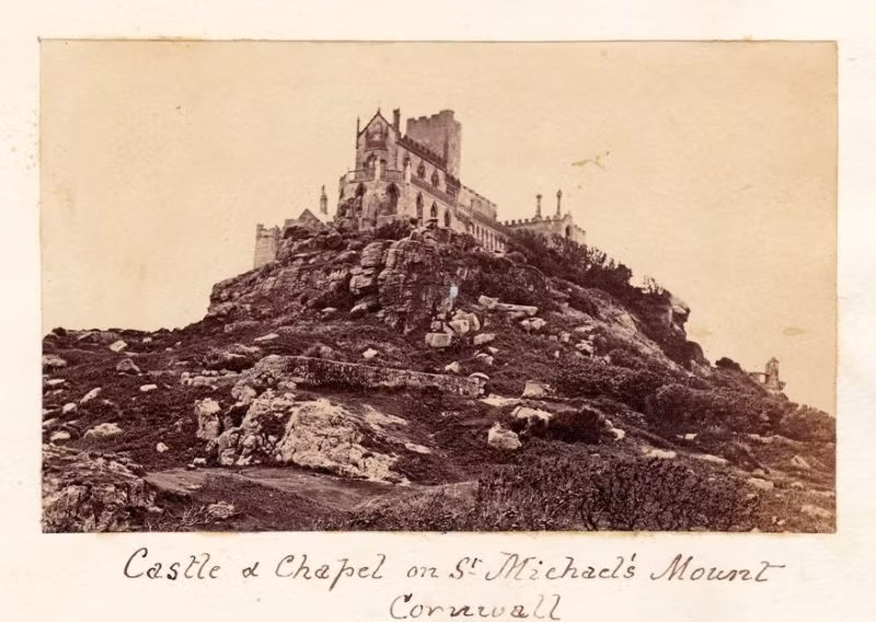 Lâu đài và nhà nguyện ở Mont-Saint-Michel, một xã đảo ở Normandie, Pháp vào khoảng năm 1865. Ảnh: Leigh McKinnon Flickr.