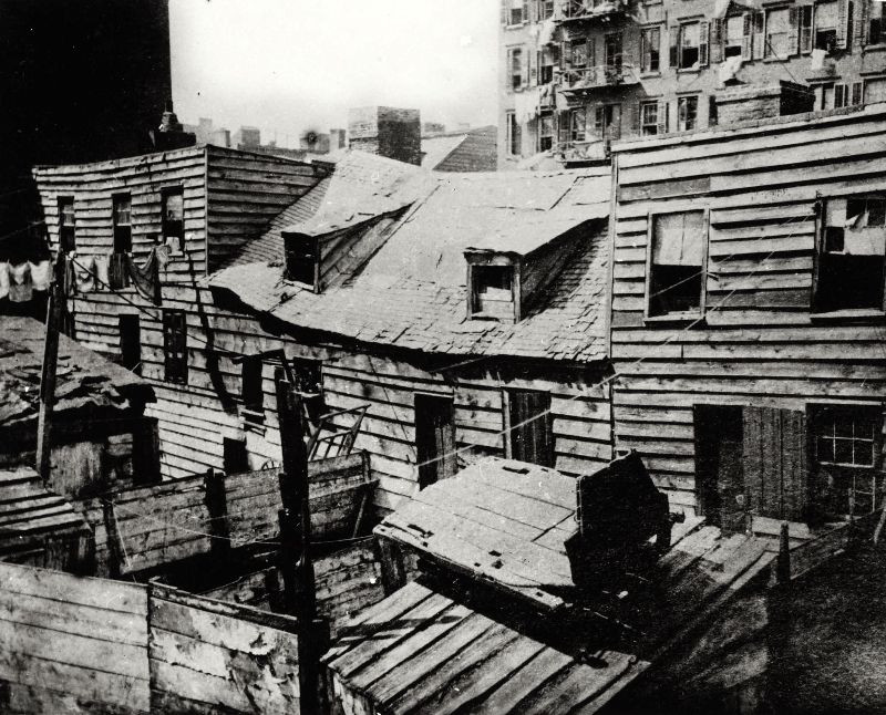 Một ngõ hẻm ở khu ổ chuột New York năm 1888. Ảnh: Jacob Riis.