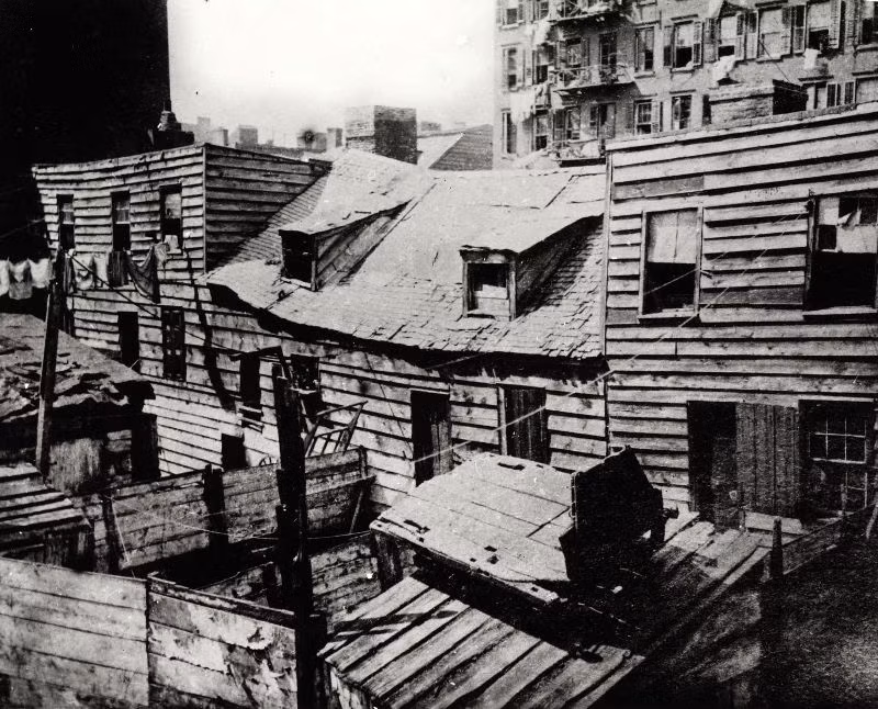 Một ngõ hẻm ở khu ổ chuột New York năm 1888. Ảnh: Jacob Riis.