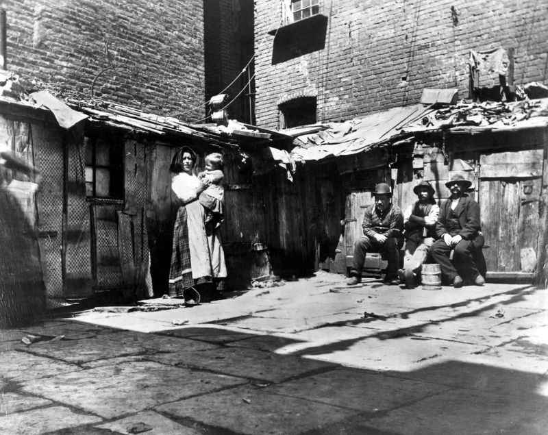 Một khu nhà tạm bợ của cư dân khu ổ chuột New York. Ảnh: Jacob Riis.