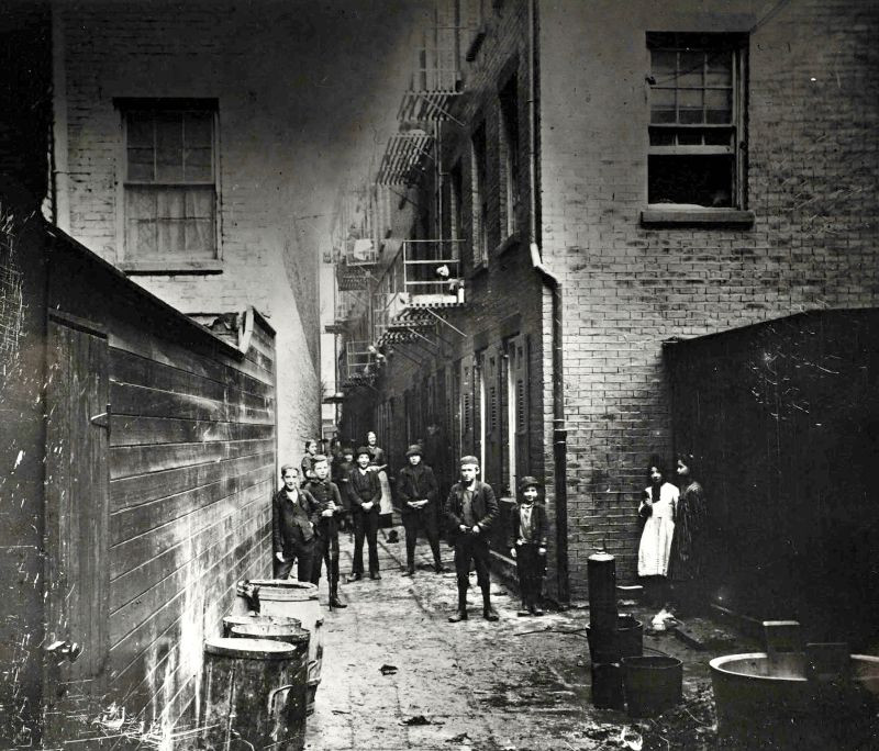 Các thiếu niên trong hẻm Mulley, khu ổ chuột New York năm 1888. Ảnh: Jacob Riis.