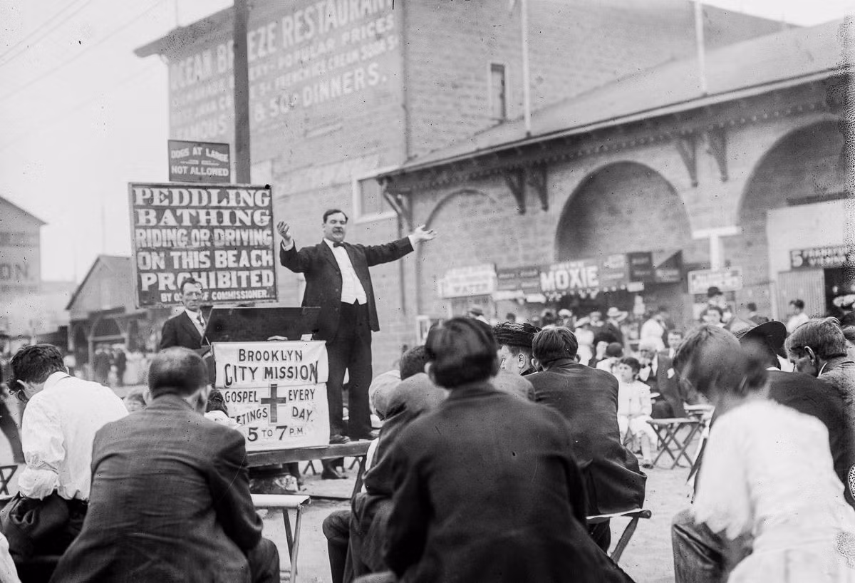 Một nhà truyền giáo diễn thuyết giữa khu vui chơi giải trí, khoảng năm 1900. Ảnh: Getty.