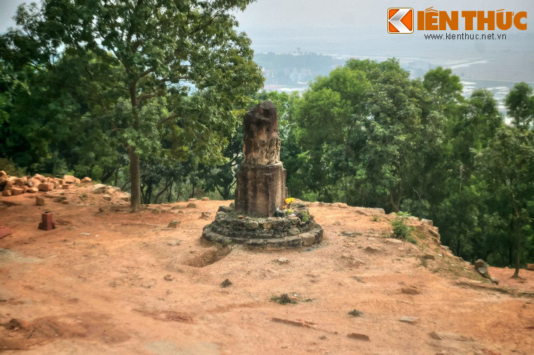 Nằm trên cấp nền thứ hai bên trái của chùa Dạm (xã Nam Sơn, thành phố Bắc Ninh, tỉnh Bắc Ninh), cột đá chùa Dạm được xây dựng vào thế kỉ thứ 11, được coi là hiện vật điêu khắc hoành tráng, hoàn mỹ nhất của nhà Lý còn tồn tại đến nay.