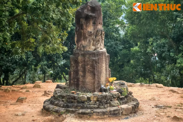 Cột có chiều cao hơn 5m (chưa tính phần chìm dưới lòng đất), nặng trên 40 tấn, gồm hai phần: phần cột và phần bệ đá. Phần bệ đá gồm hai cấp, được chạm hoa văn sóng nước thời Lý. Phần cột được chia thành khối hộp vuông phía dưới và trụ tròn phía trên.