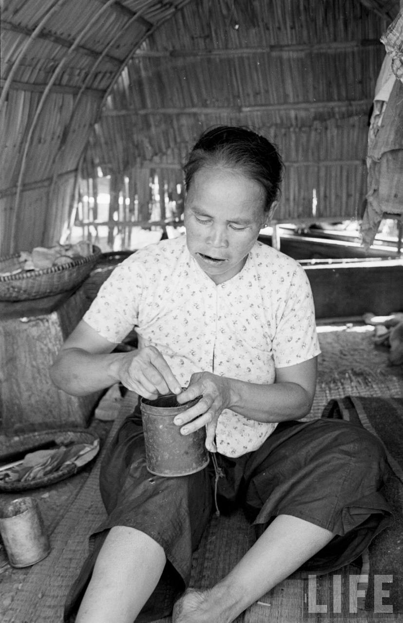 Cụ bà trong con thuyền - ngôi nhà của mình. Ảnh: Carl Mydans/ Life.