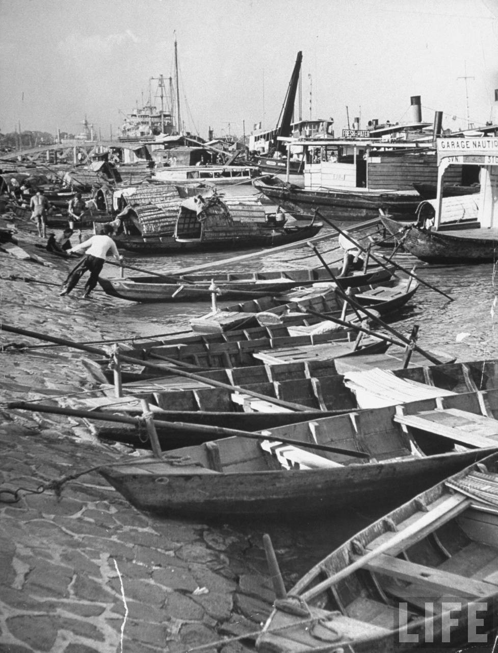 Bến thuyền của dân chài ở khu vực cảng Sài Gòn năm 1950. Ảnh: Carl Mydans/ Life.