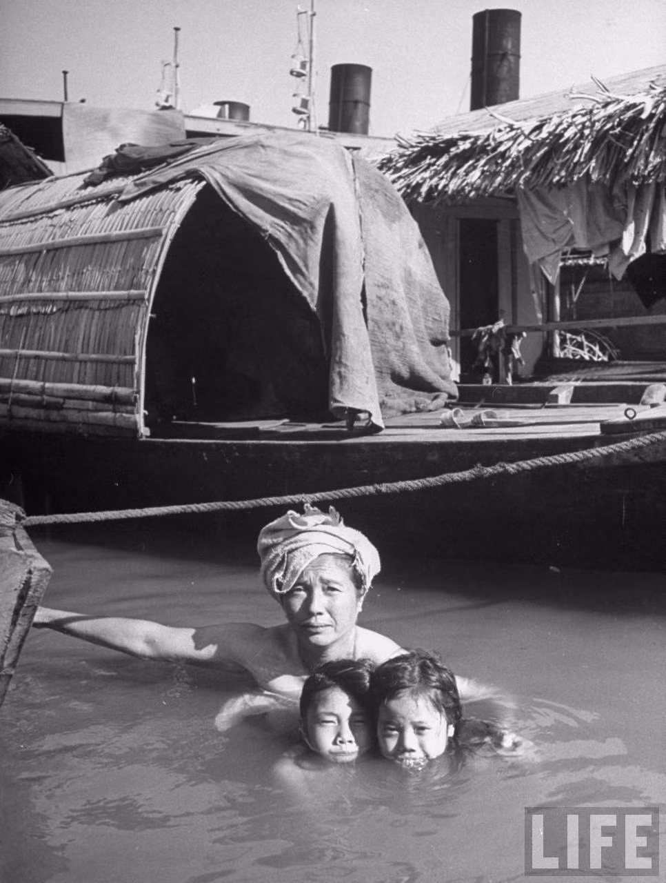 Cảnh tượng tắm sống thế này ngày nay không còn xuất hiện nữa vì hầu hết các xóm chài ở Sài Gòn đã biến mất. Ảnh: Carl Mydans/ Life.