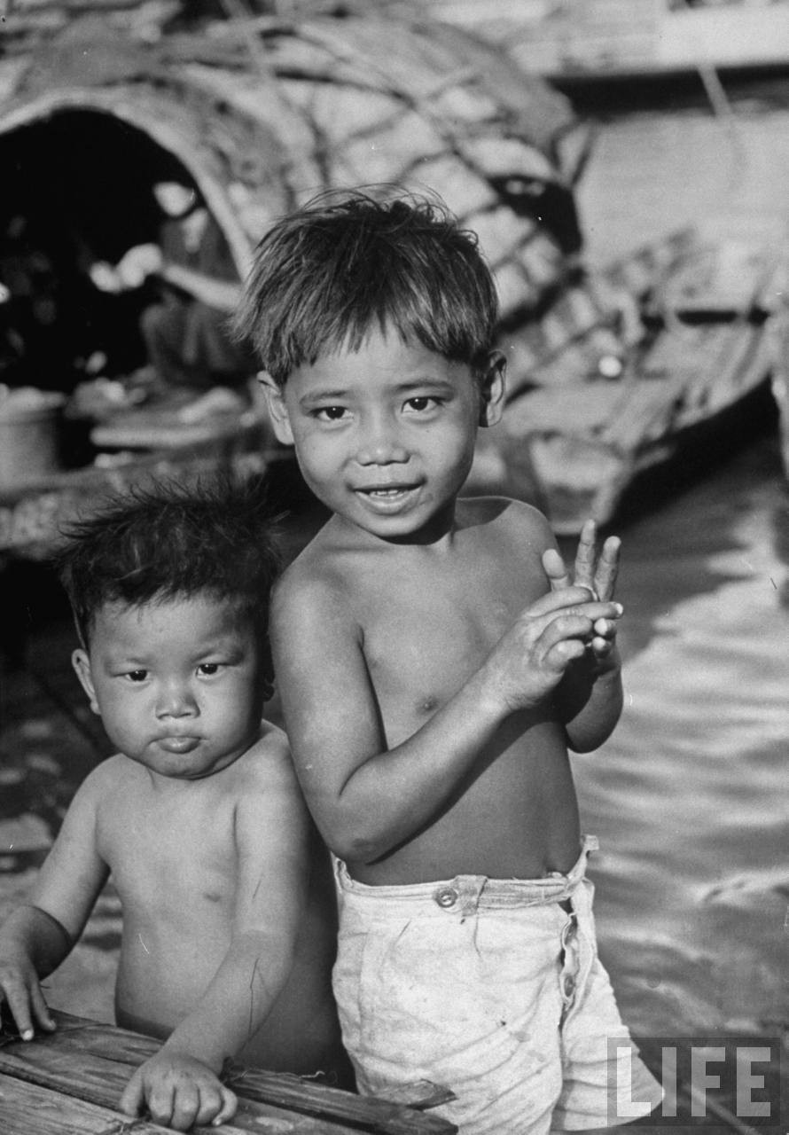 Vẻ lanh lợi của những đứa bé vạn chài Sài Gòn. Ảnh: Carl Mydans/ Life.