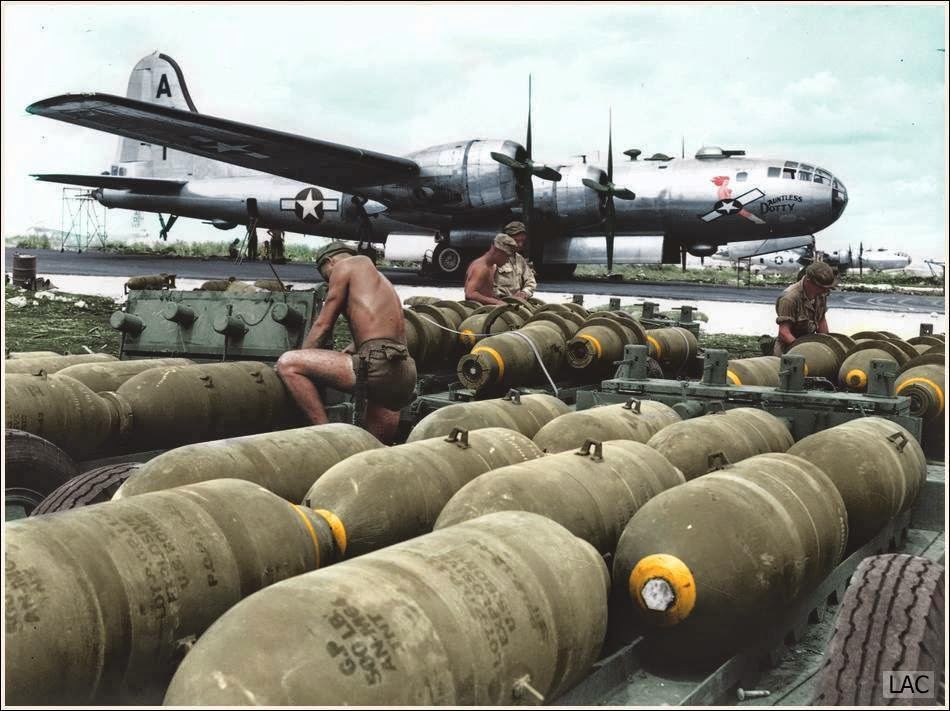 Binh sĩ Mỹ bên những quả bom sắp được đưa lên máy bay ném bom Boeing B-29, ngày 24/11/1944. Ảnh: Vintag.